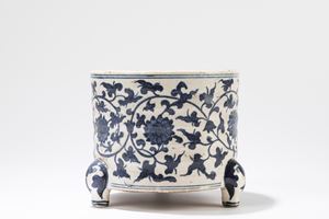 INCENSIERE TRIPODE IN PORCELLANA BIANCA E BLU