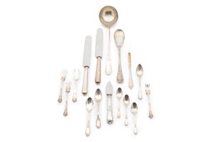 Sedici posate diverse 