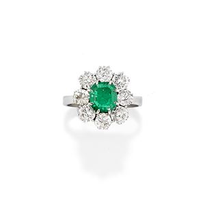 Anello con smeraldo