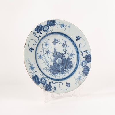 Piatto in Ceramica Bianca e Blu, Secolo XVIII