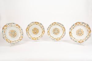 Lotto composto da quattro piatti in maiolica, secolo XVIII