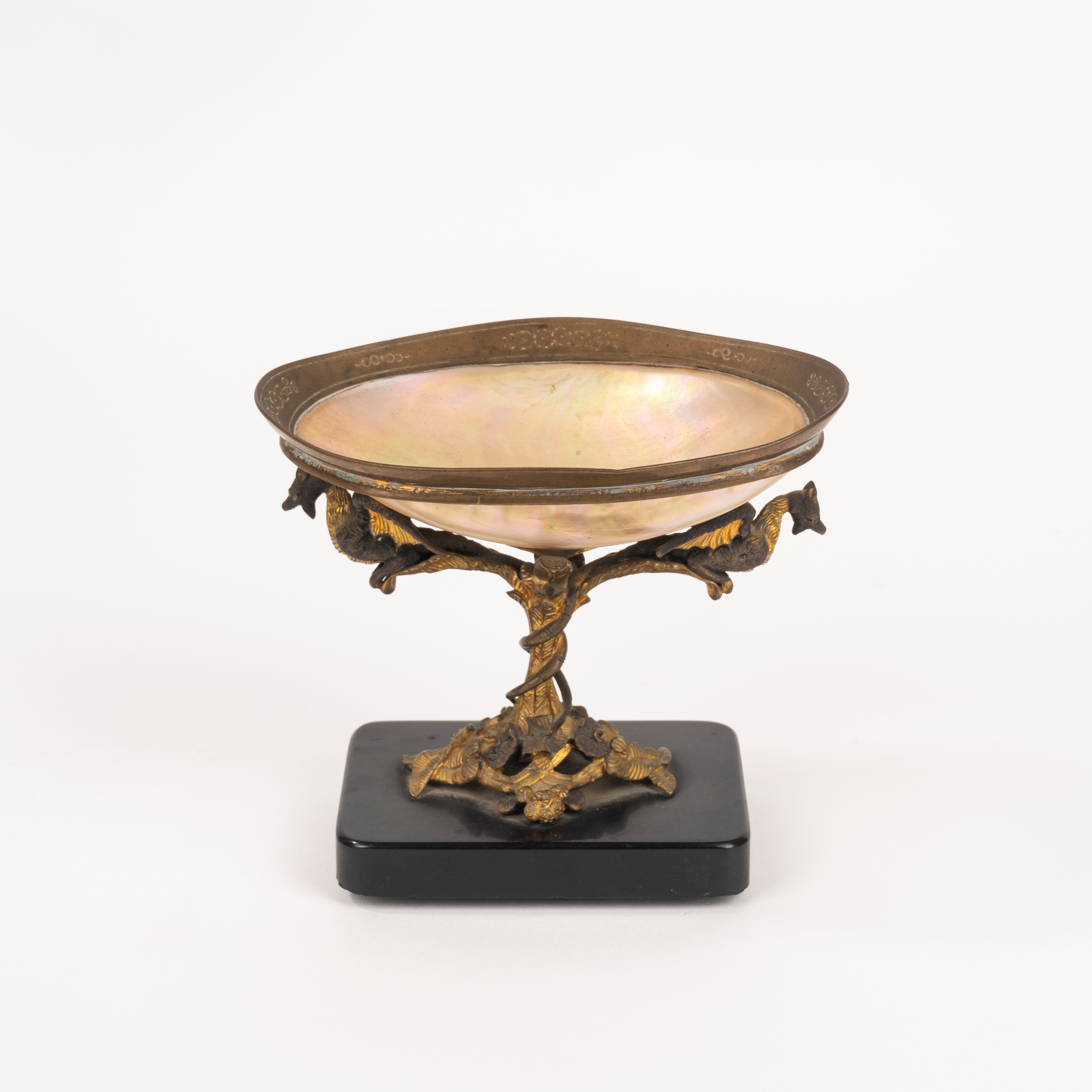 Porta anelli in madreperla con base in bronzo dorato e marmo nero del Belgio, secolo XIX