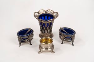 Lot consisting of a flower holder and three salt shakers