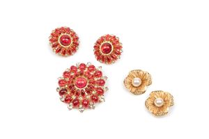Lot of two pairs of earrings and brooch