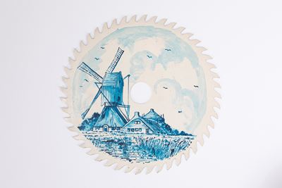 Mulino a vento. Piatto I, lama dipinta, diam. 18 cm