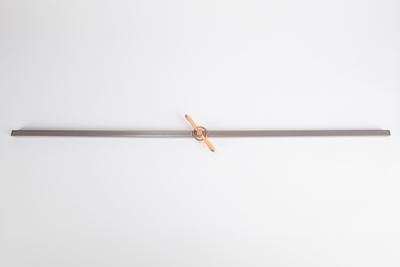 Piccolo bar decorato con corona e elica, legno verniciato e ottone placcato rame