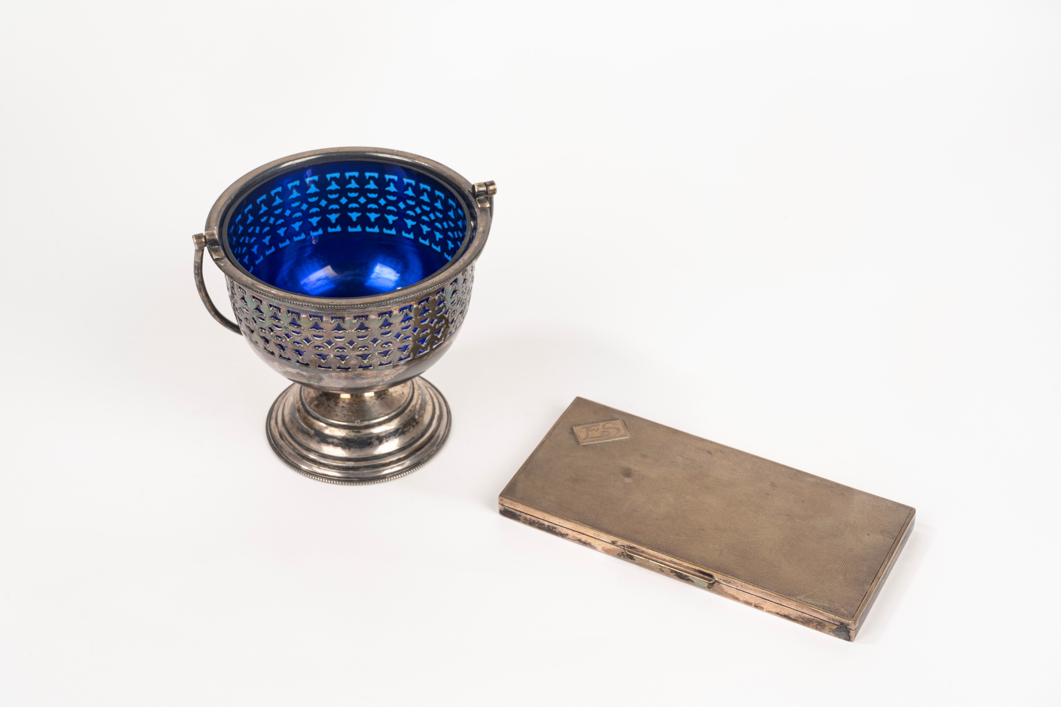 Porta sigarette in argento e porta bon bon in metallo argentato, secolo XX