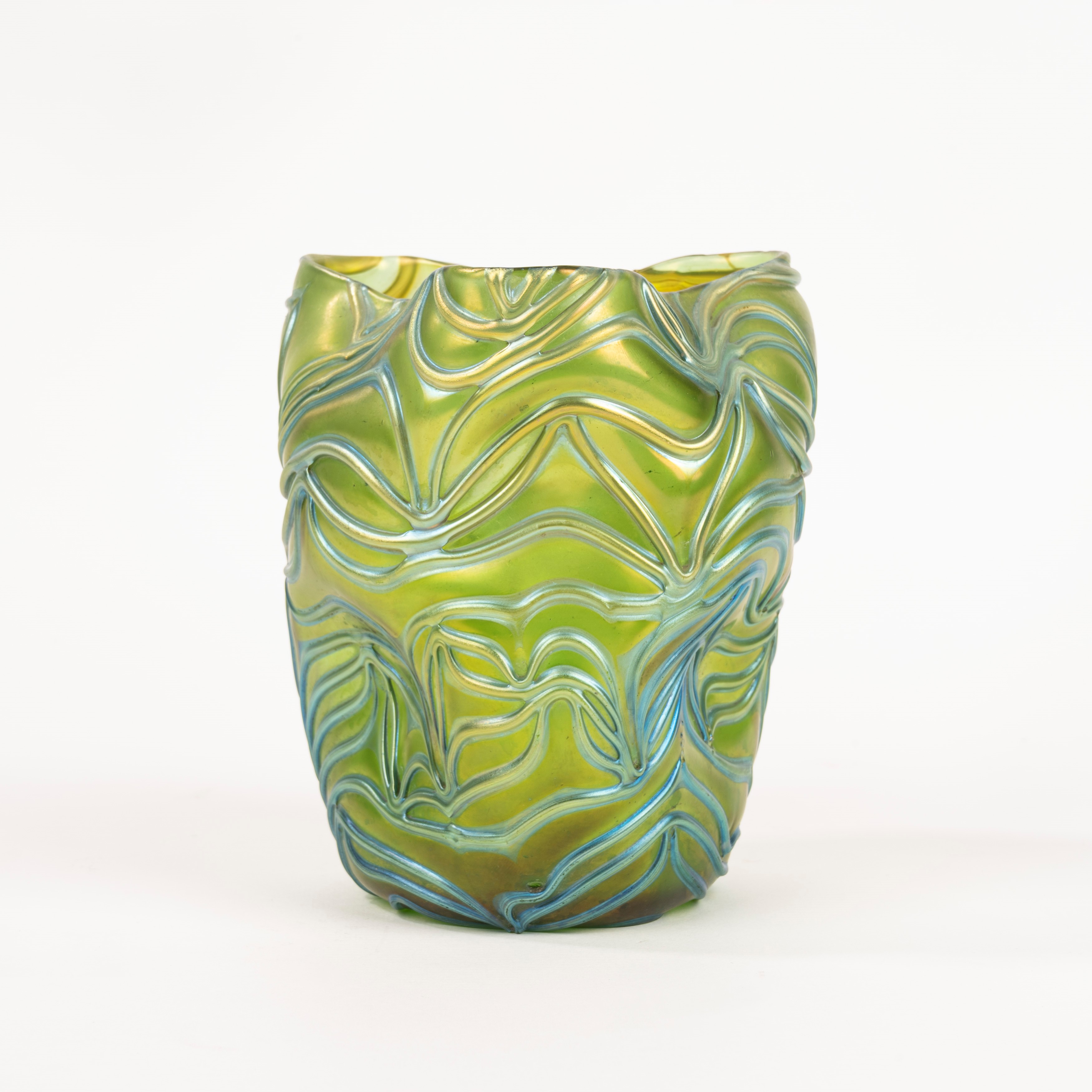 Vaso in Vetro Verde Iridescente, Austria Inizi Secolo XX