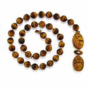 A 18K yellow gold and tiger&#39;s eye necklace