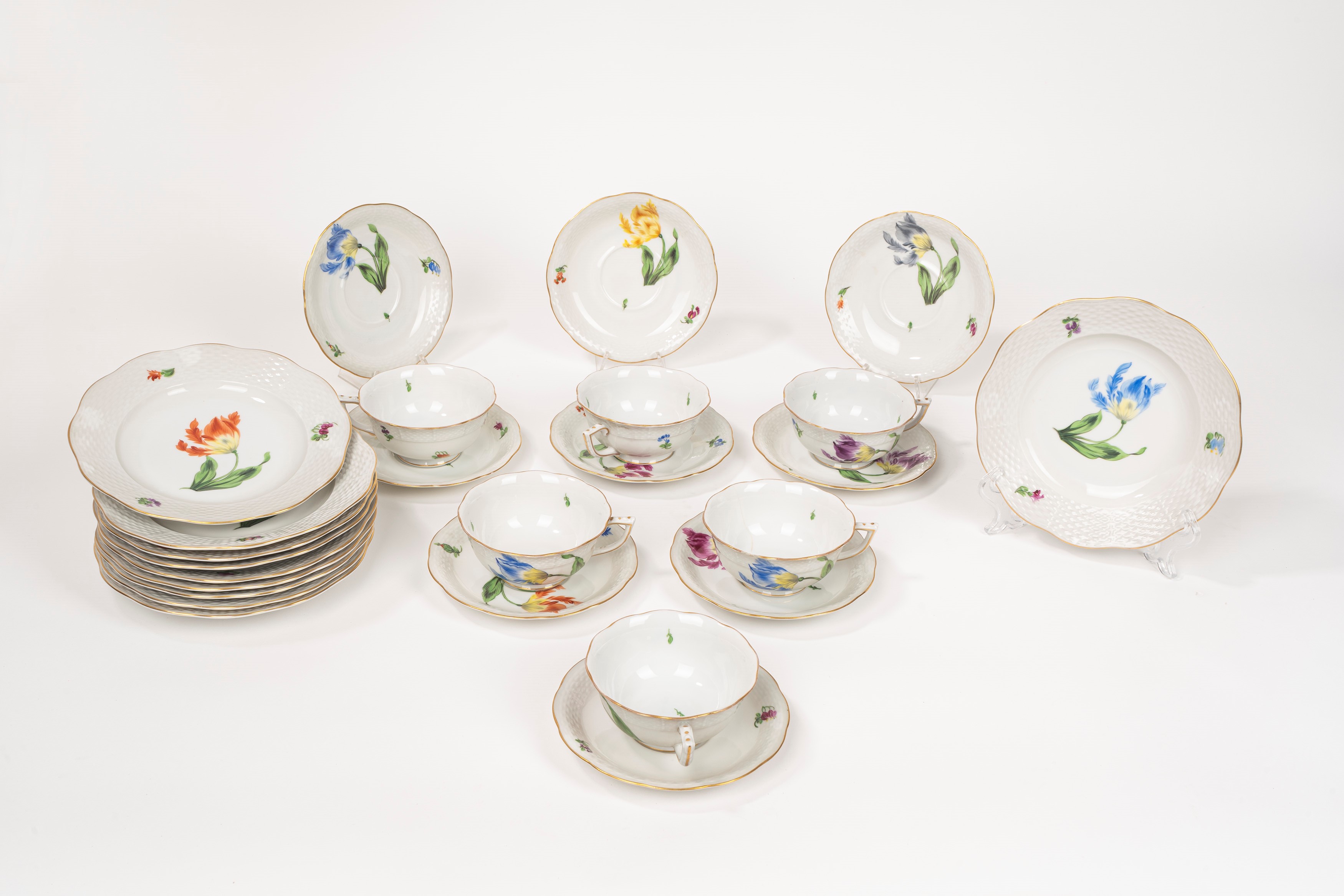 Servizio in porcellana bianca con decorazioni floreali policrome, manifattura Herend, secolo XX
