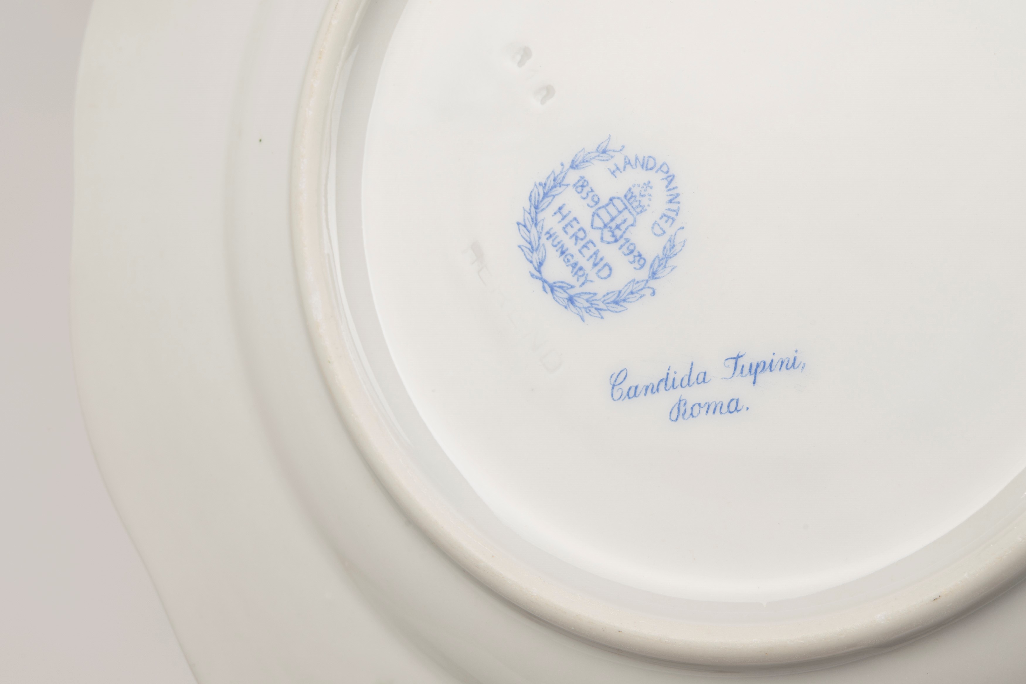 Servizio in porcellana bianca con decorazioni floreali policrome, manifattura Herend, secolo XX