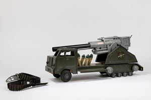 Camion militare con cannone