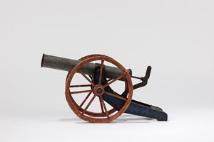 Cannone in latta con ruote in legno
