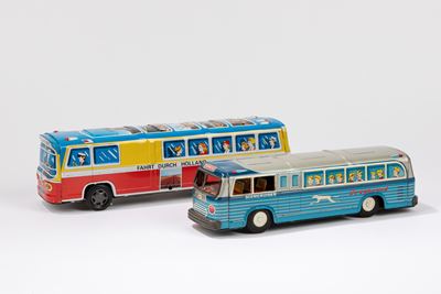 Due Autobus a Frizione Giapponesi