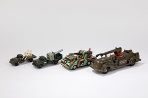 Quattro mezzi militari