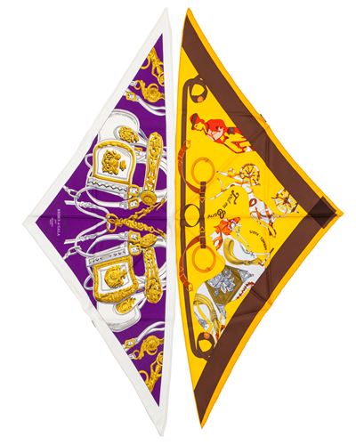 Lotto Composto da Due Foulard a Forma di Triangolo