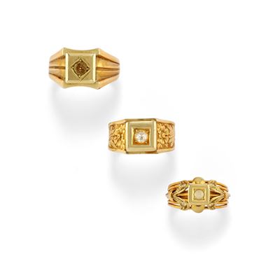 Tre anelli in oro bicolore 18k con pietre incolori