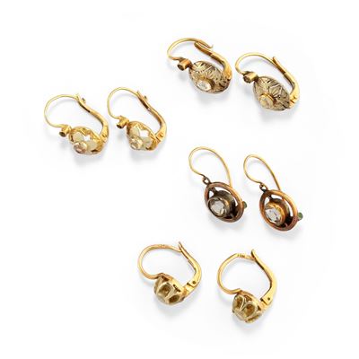Cinque coppie di orecchini in oro giallo 18k e argento con pietre sintetiche