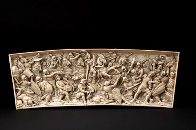Placca in avorio finemente intagliata, scena di battaglia, secolo XIX