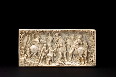 Secolo XIX, Placca in avorio finemente intagliata raffigurante scena cavalleresca in un accampame...