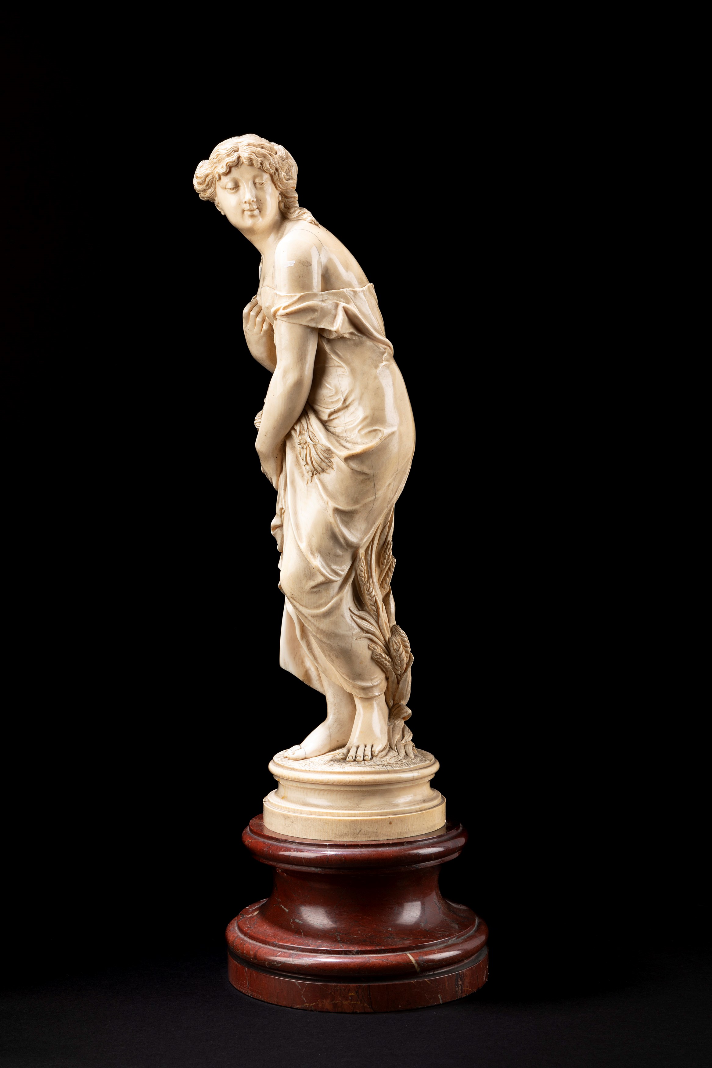 Scultura in avorio raffigurante dama con colomba, Secolo XIX