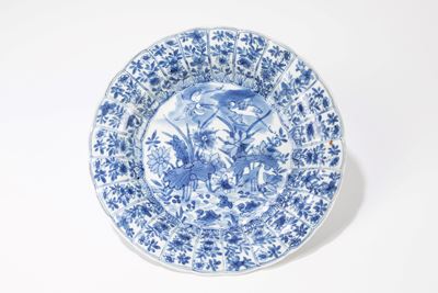 Piatto lobato in porcellana blu e bianca, Cina, periodo Kangxi (1661-1722)