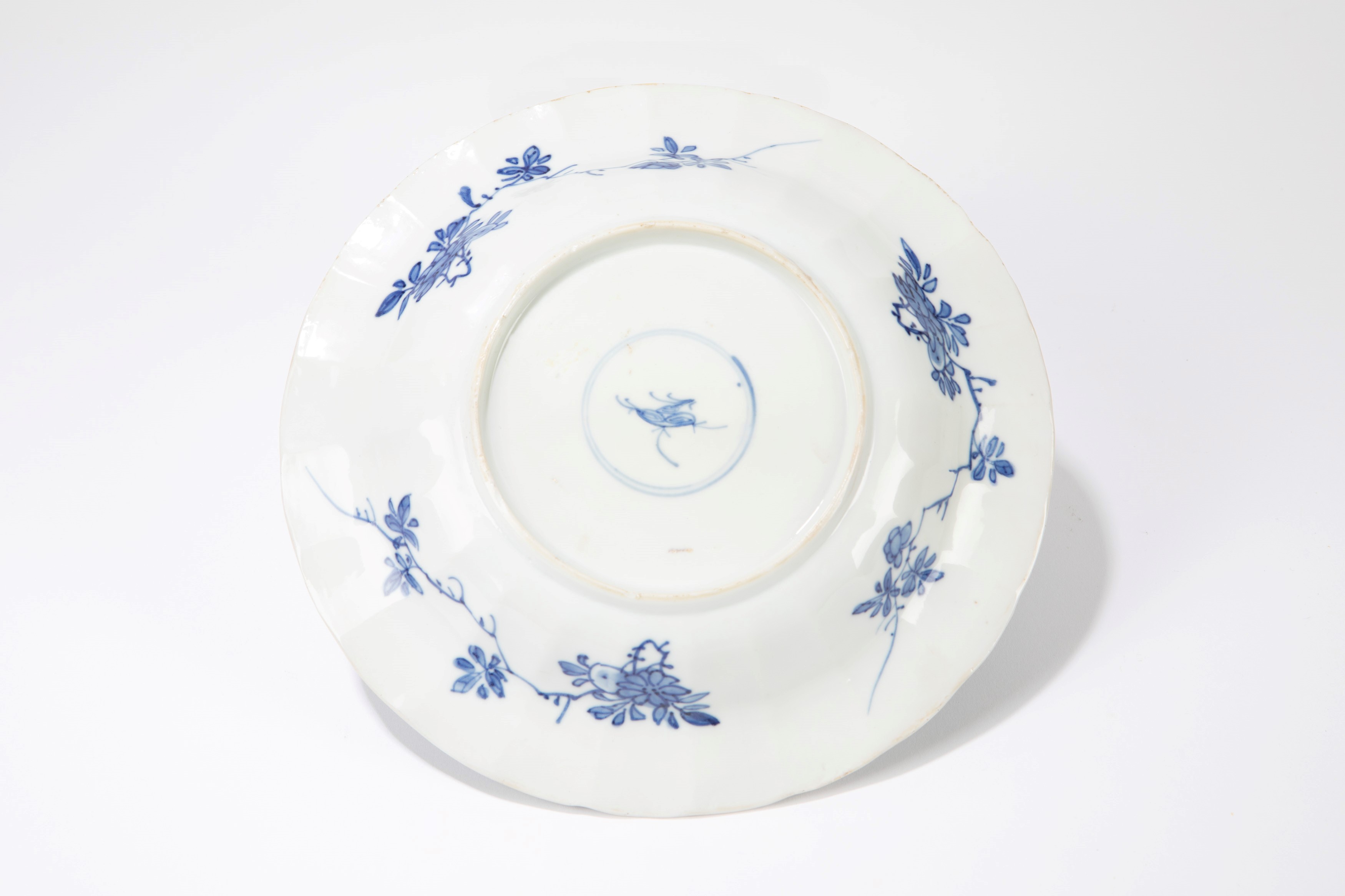 Piatto lobato in porcellana blu e bianca, Cina, periodo Kangxi (1661-1722)