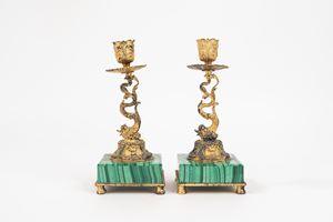 Coppia di candelieri in argento dorato su base in malachite, secolo XX
