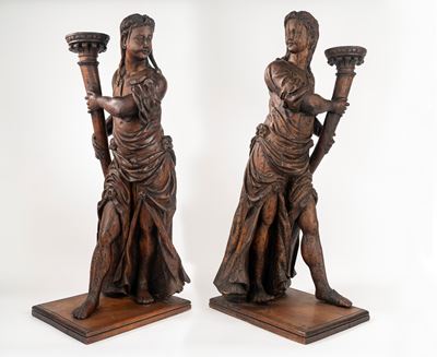 Due Sculture in Legno Intagliato a Patina Scura, Raffiguranti Figure Reggi Torce
