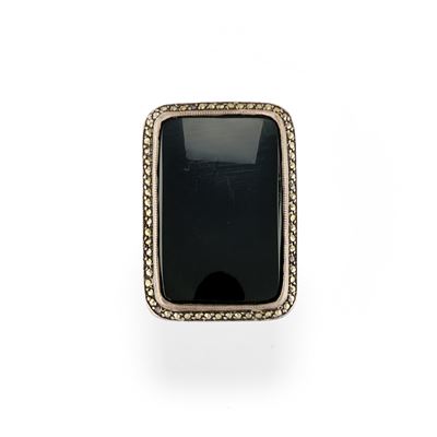 Anello in argento con onice rettangolare e cornice in marcassite
