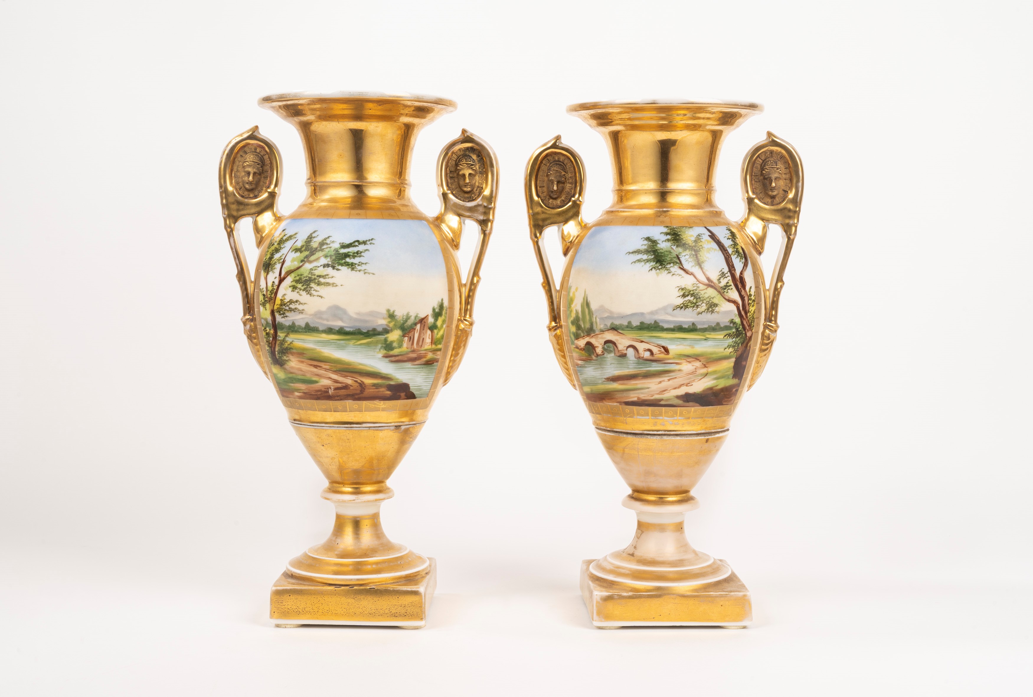 Coppia di vasi Impero biansati in porcellana dorata e policroma, secolo XIX