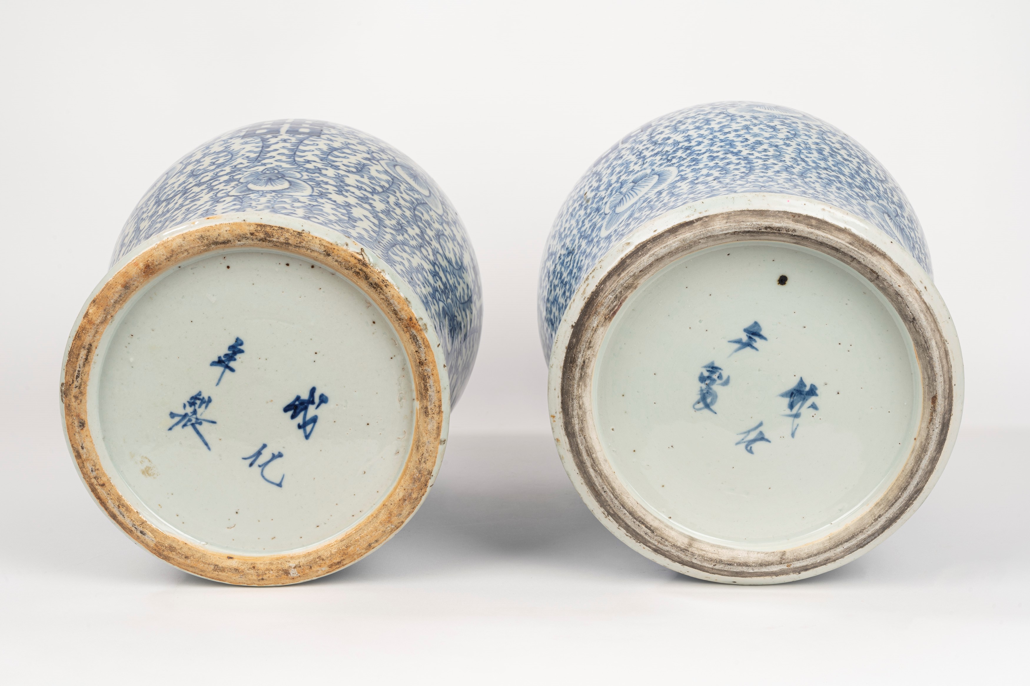 Due vasi in porcellana bianca e blu, Cina secolo XIX -XX