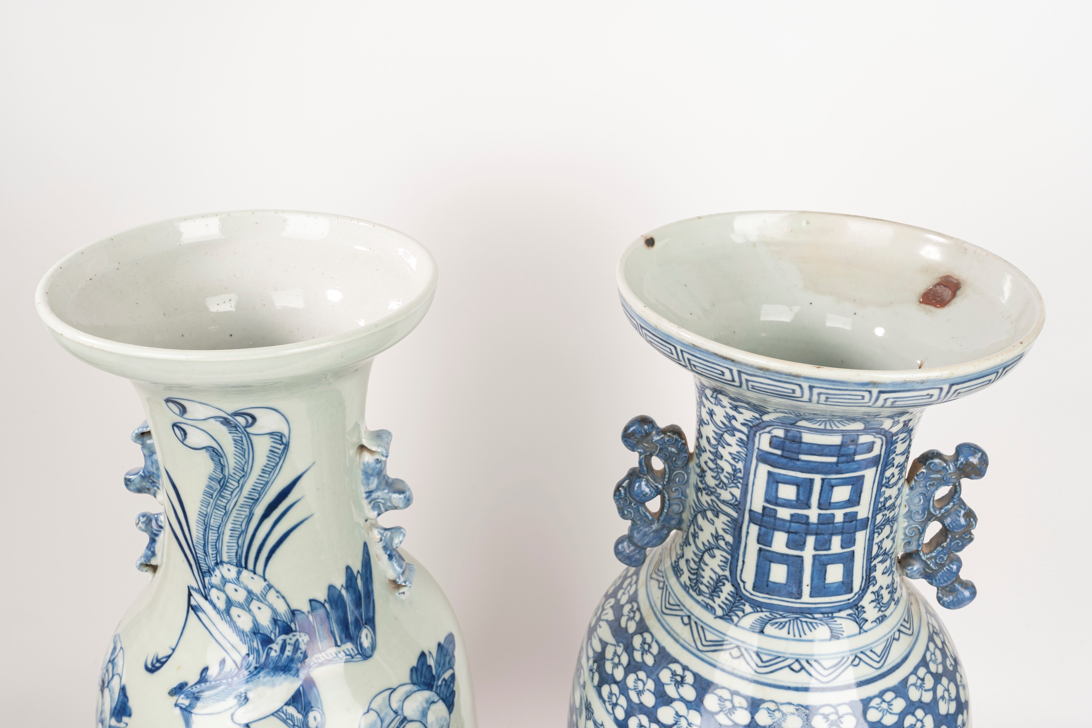 Due vasi in porcellana bianca e blu, Cina secolo XIX - XX