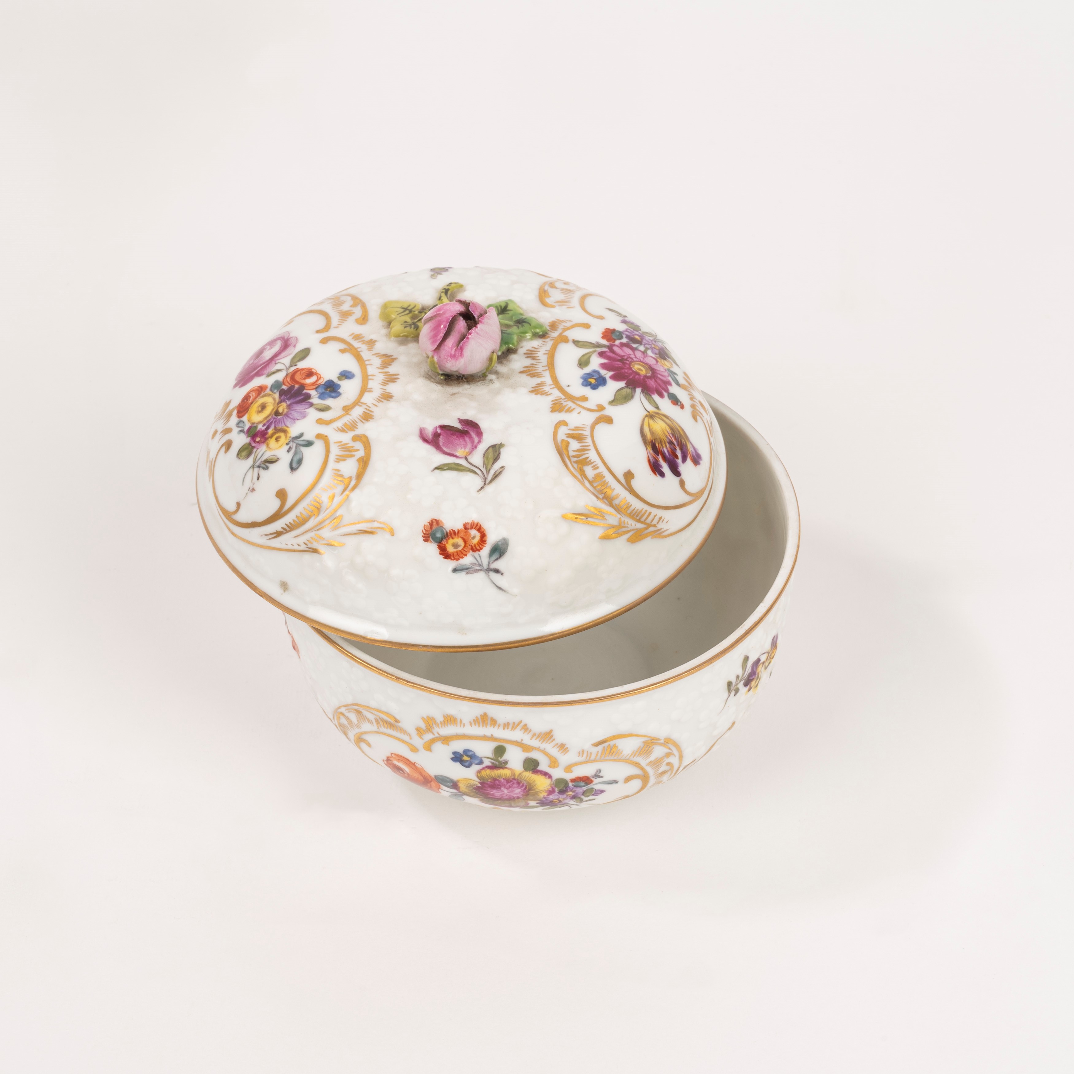 Scatola con coperchio in porcellana policroma, fine secolo XIX