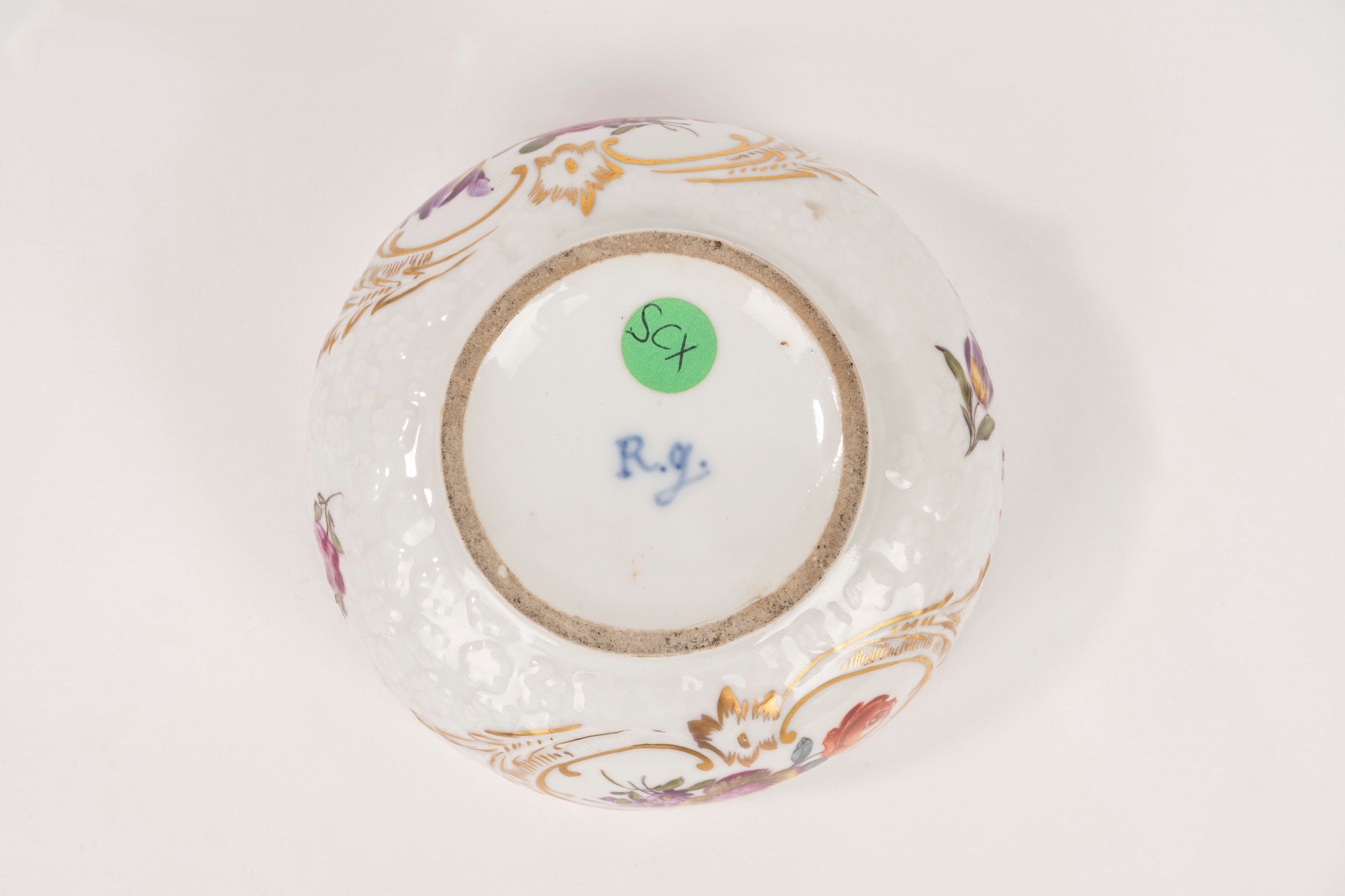 Scatola con coperchio in porcellana policroma, fine secolo XIX