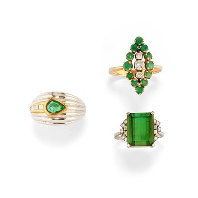 Tre anelli in oro bicolore 18k con smeraldi e diamanti