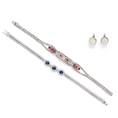 Due Bracciali e una Coppia di Orecchini