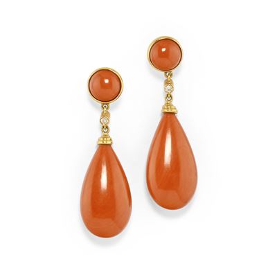Orecchini pendenti in oro giallo 18k con corallo e diamanti