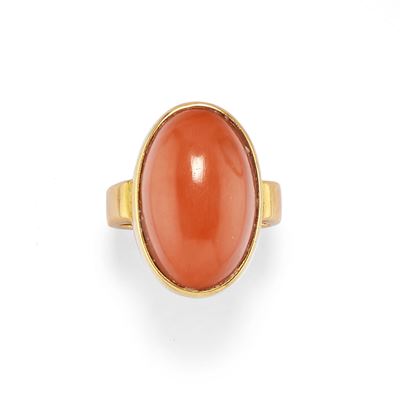 Anello in oro giallo 18k con corallo ovale cabochon