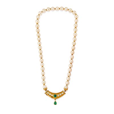 Collana di perle coltivate in oro giallo 18k con diamanti e smeraldi