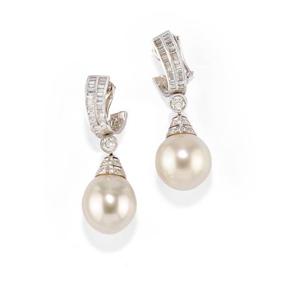 Orecchini pendenti in oro bianco 18k con perle South-Sea e diamanti