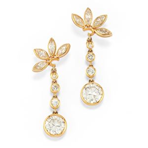 Pendant earrings with diamonds