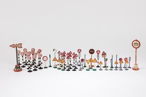 Venticinque segnali stradali in metallo