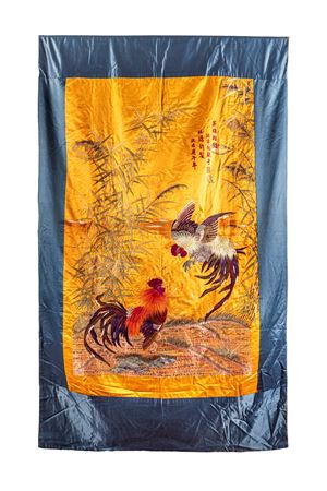 Tessuto in seta raffigurante combattimento tra galli