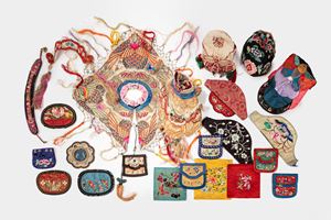 Lotto composto da tre cappellini, e venti ricami vari