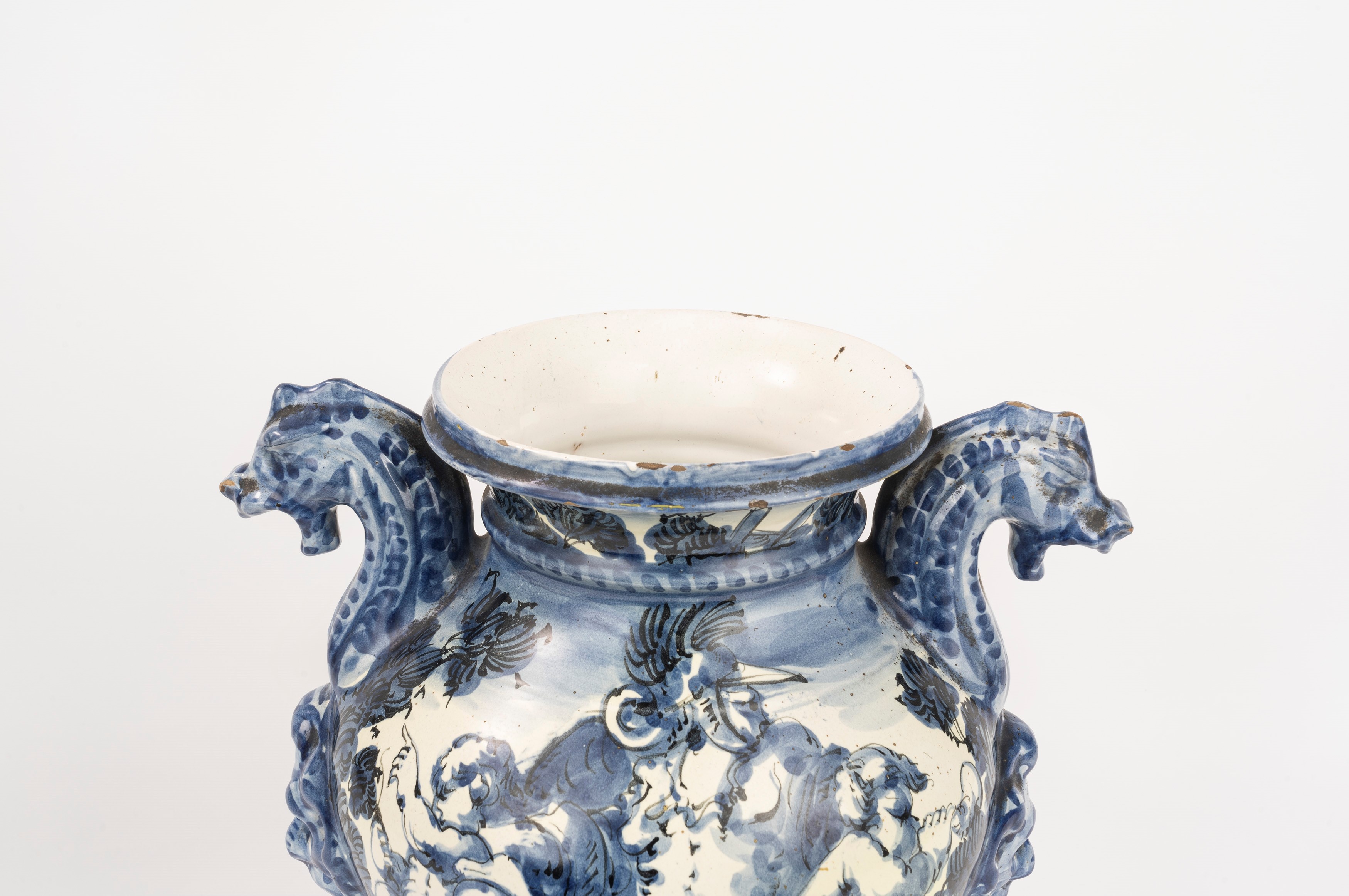 Anfora biansata in maiolica bianca e blu, secolo XX