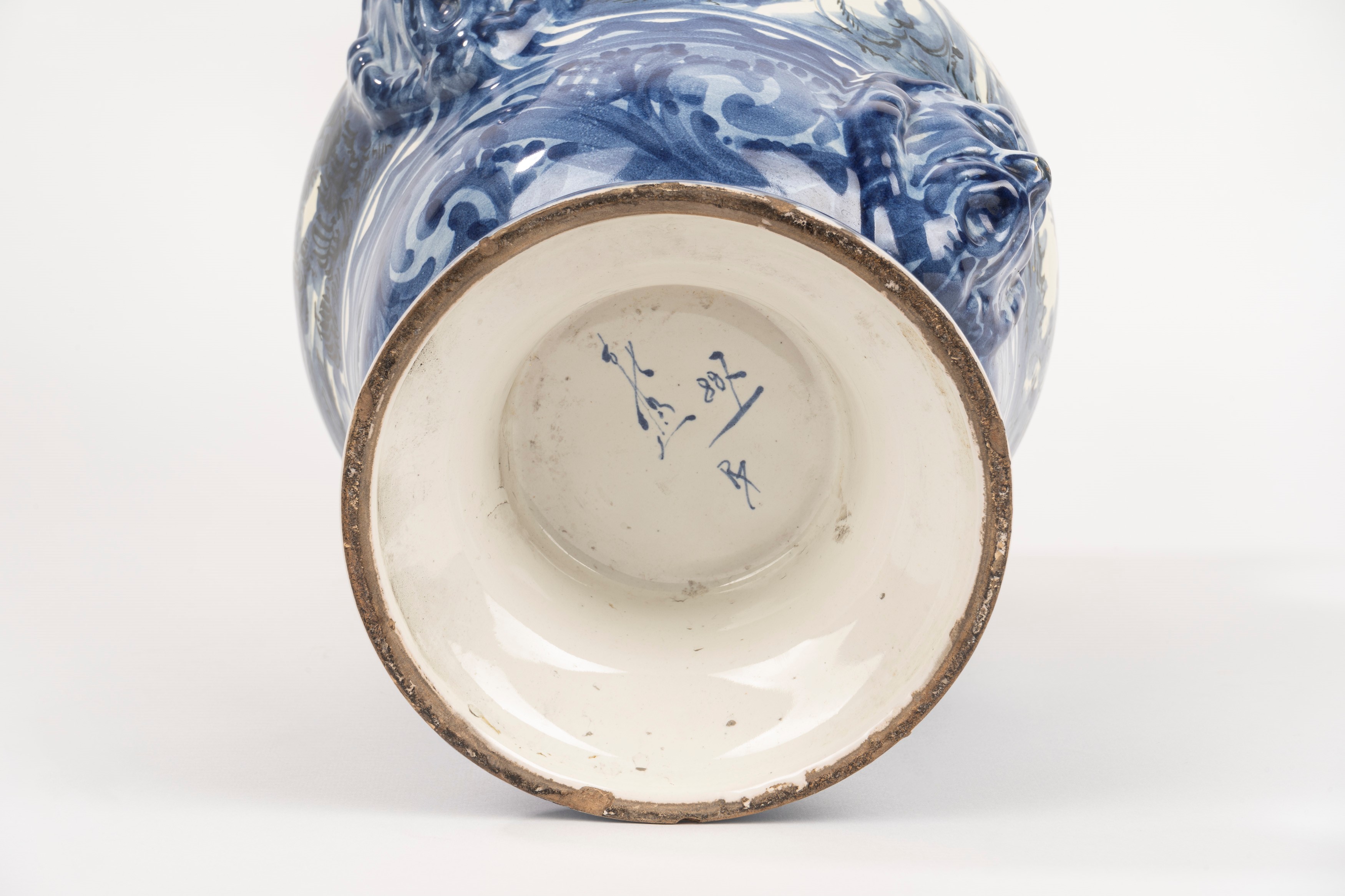 Anfora biansata in maiolica bianca e blu, secolo XX