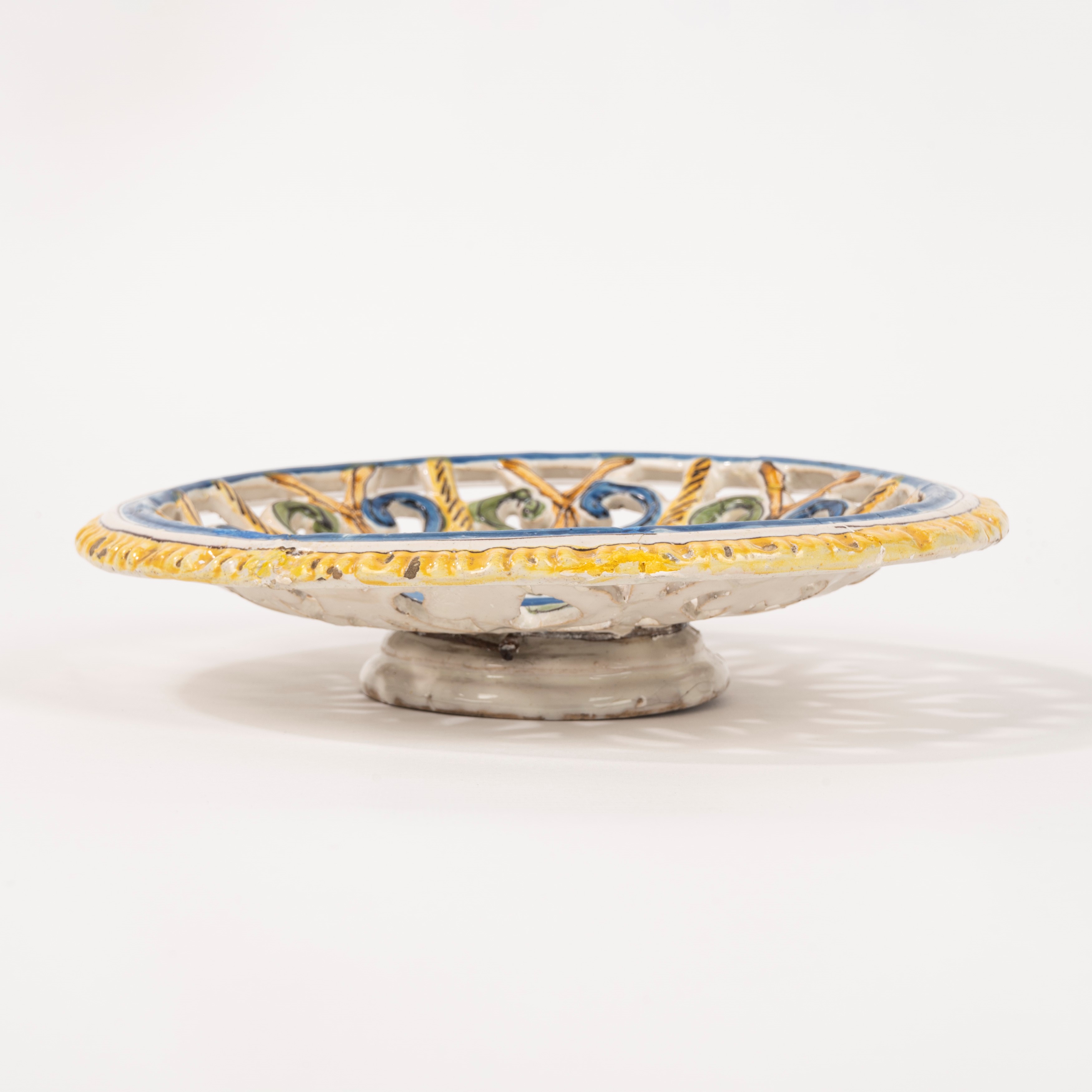 Crespina Tonda Traforata in Maiolica Policroma, Savona, Secolo XVII