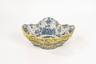Antico Centrotavola Polilobato in Ceramica Policroma