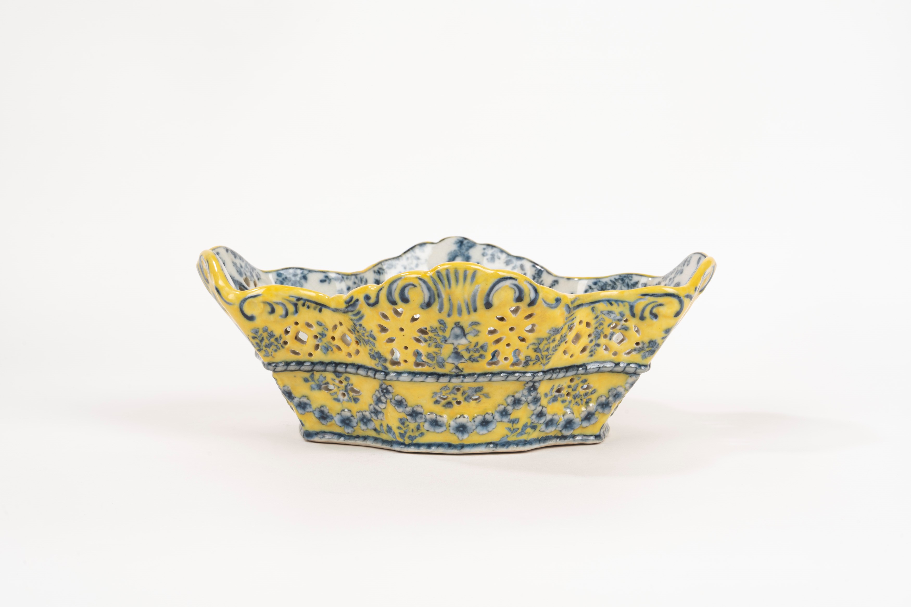 Antico Centrotavola Polilobato in Ceramica Policroma
